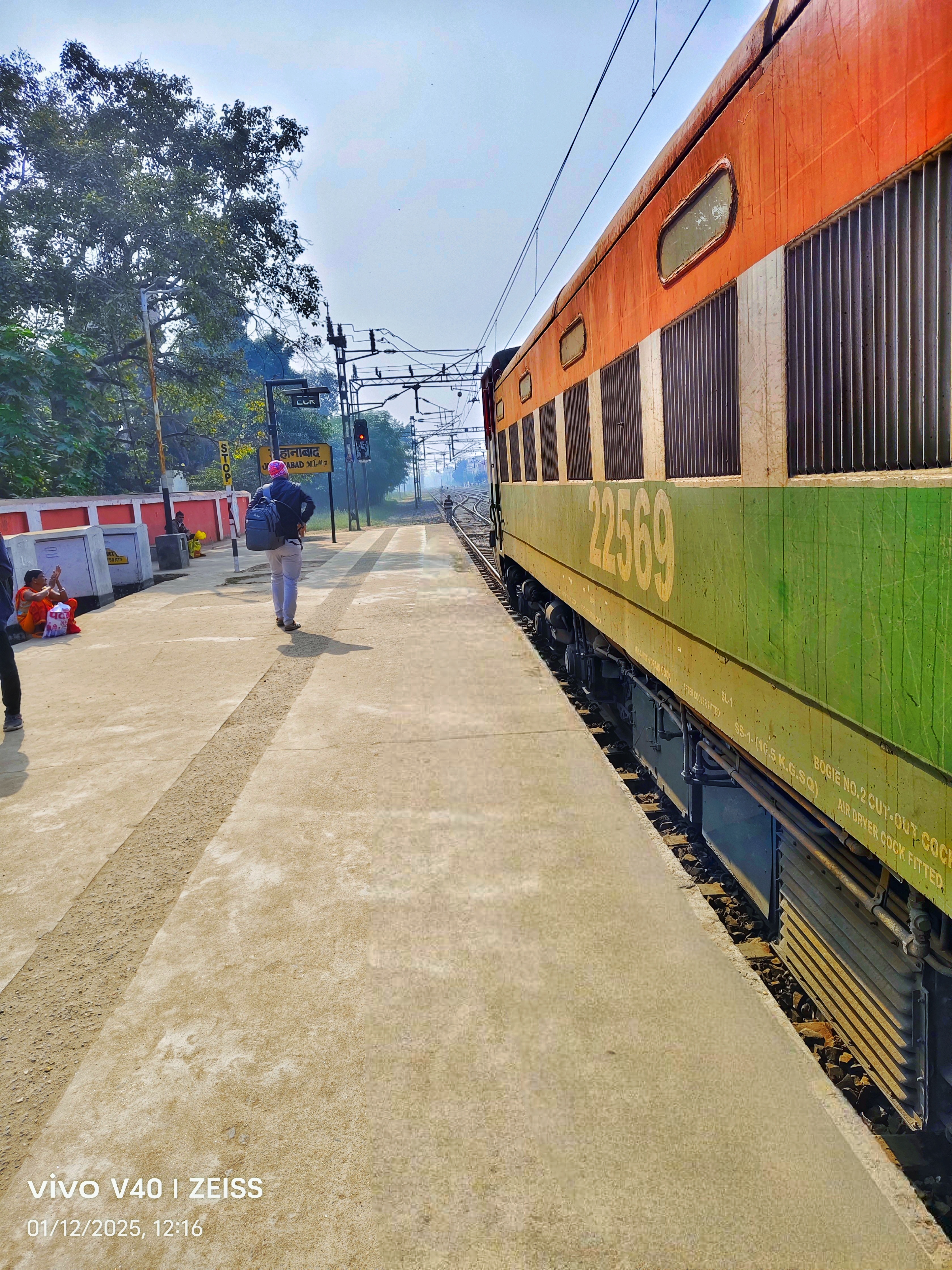 12524 Anand Vihar Terminal - New Jalpaiguri Superfast Express photo 2