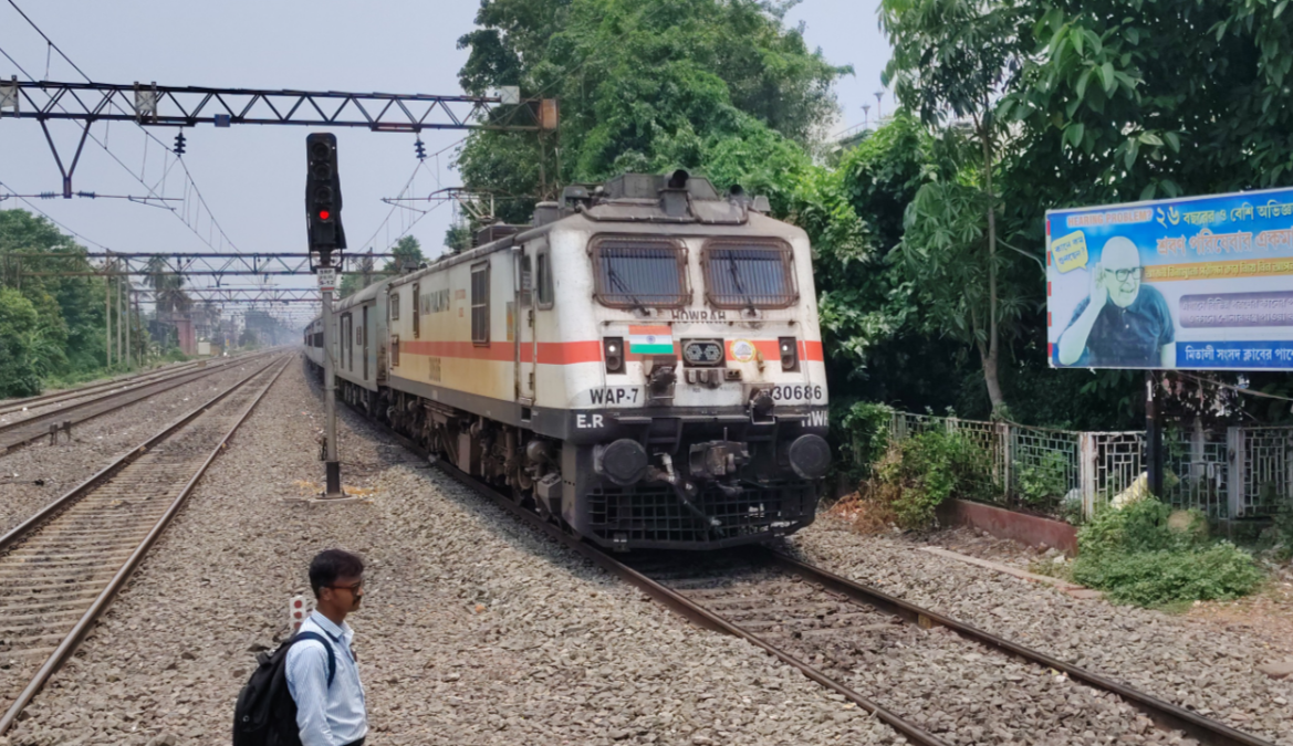 13015 Howrah - Jamalpur Kavi Guru Express photo 5