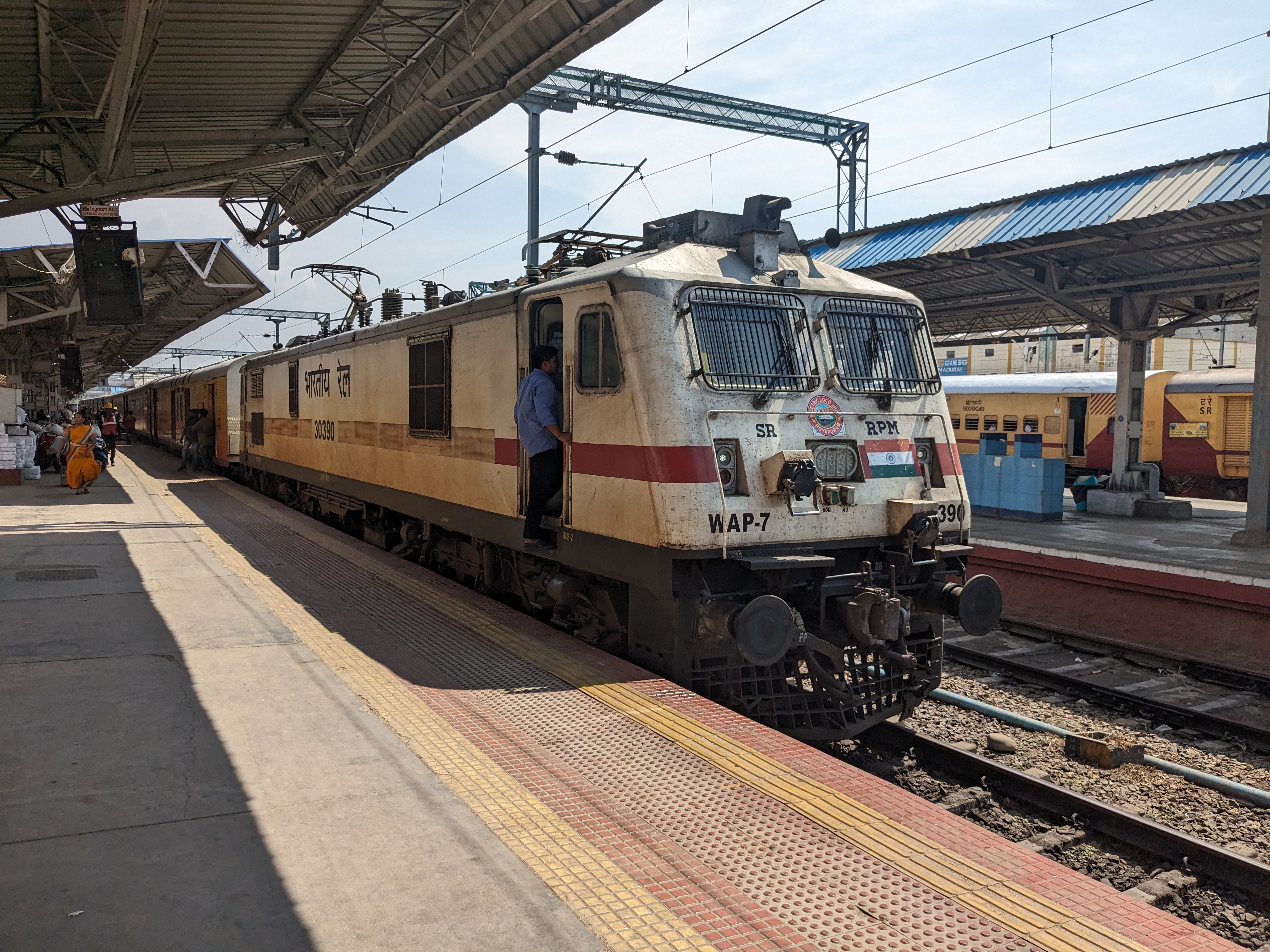 20905 Ekta Nagar - Rewa Mahamana Express photo 2