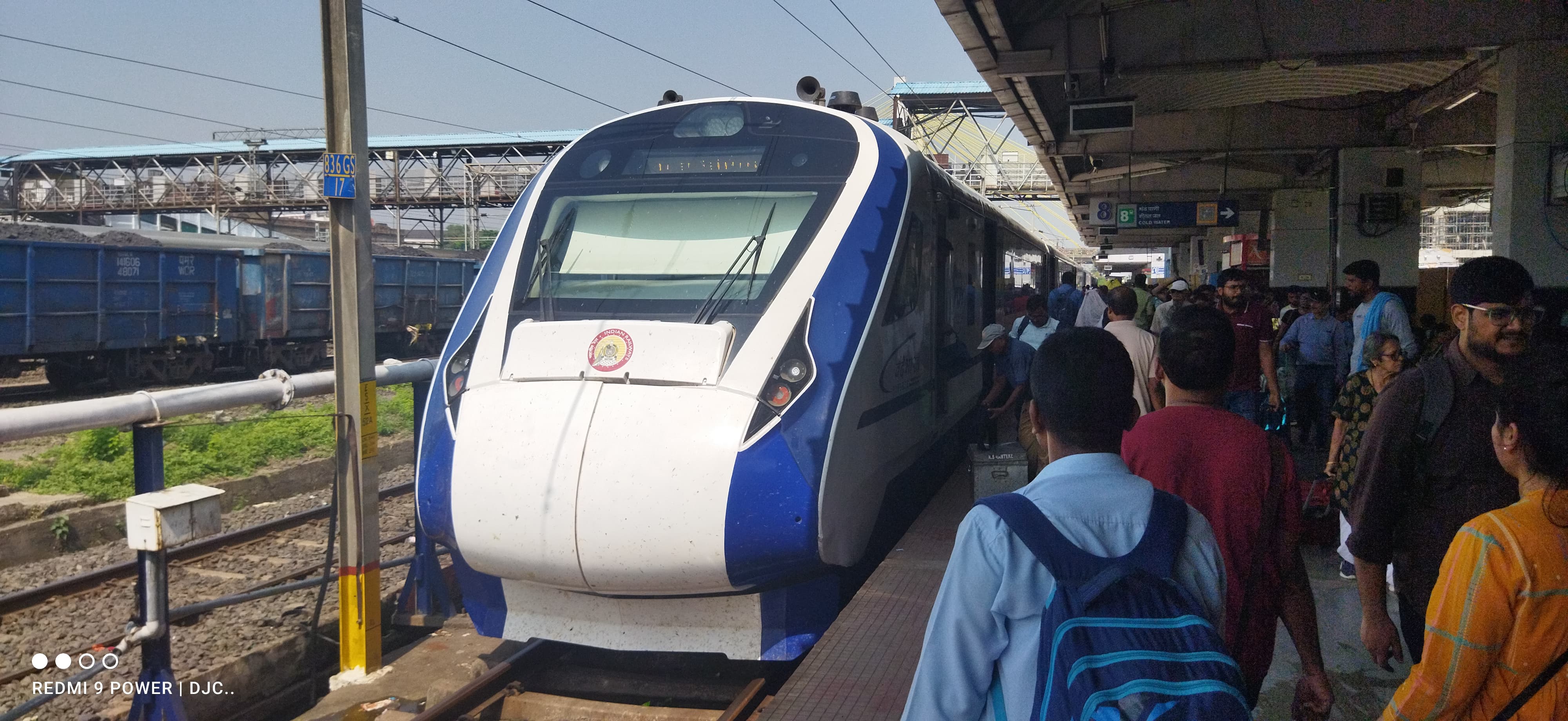 33895 Sealdah - Thakurnagar Galloping Local photo 7