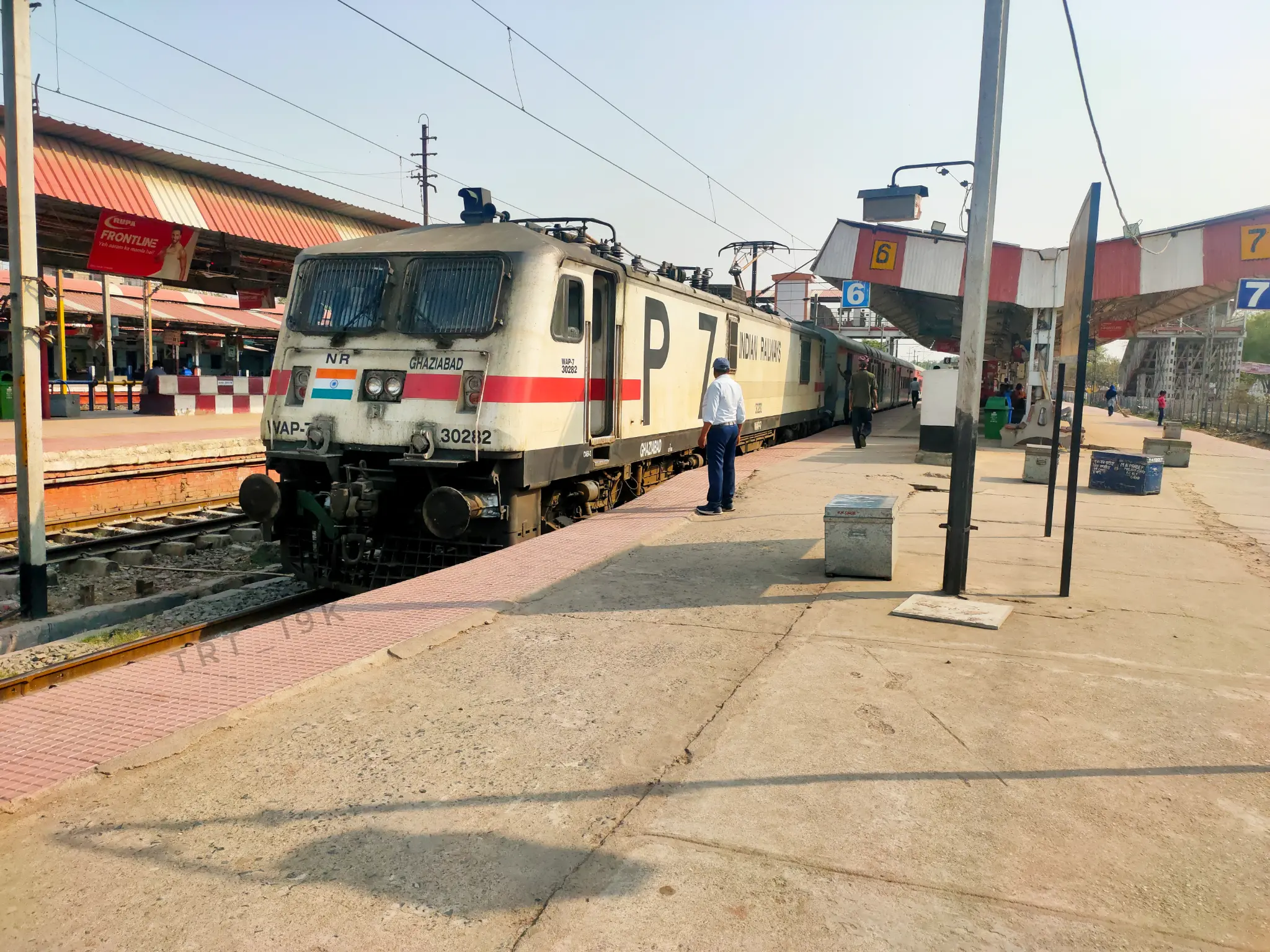 22409 Gaya - Anand Vihar Terminal Garib Rath Express photo 1