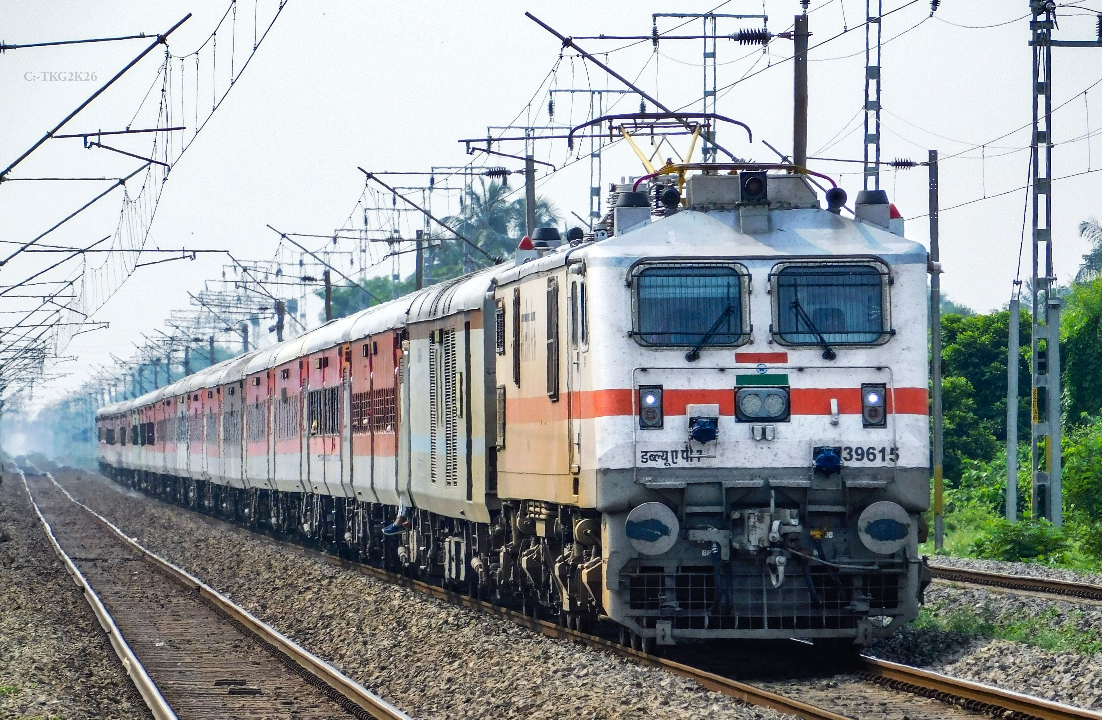06197 Chennai Egmore - Howrah SF Special photo 3