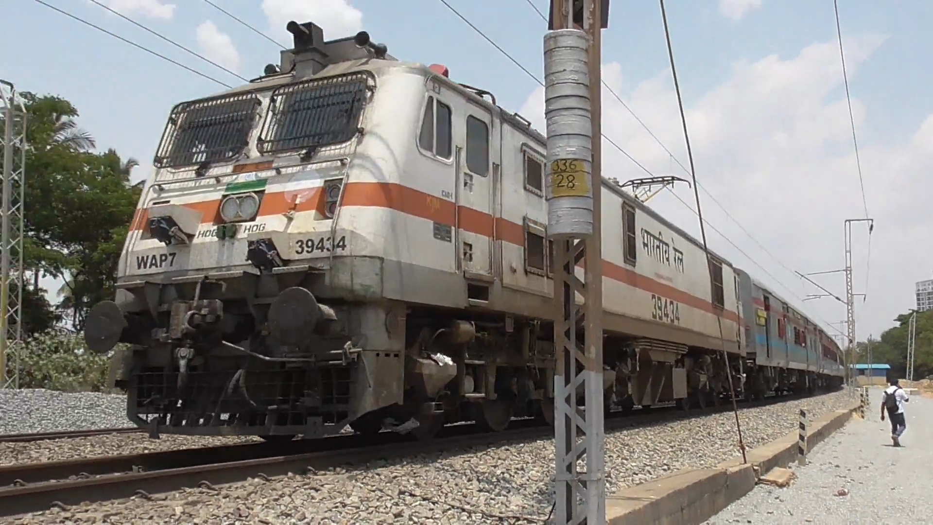 31215 Sealdah - Barrackpore Galloping Local photo 1