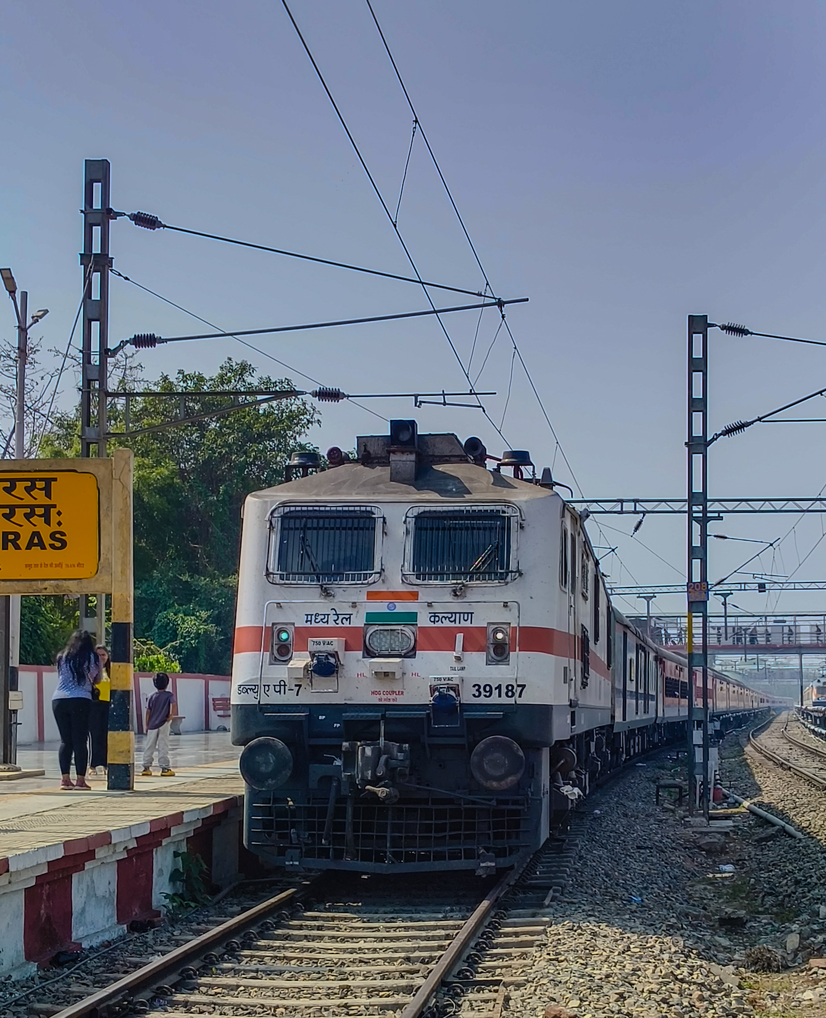 04449 Darbhanga - New Delhi Special Fare Puja Special photo 1