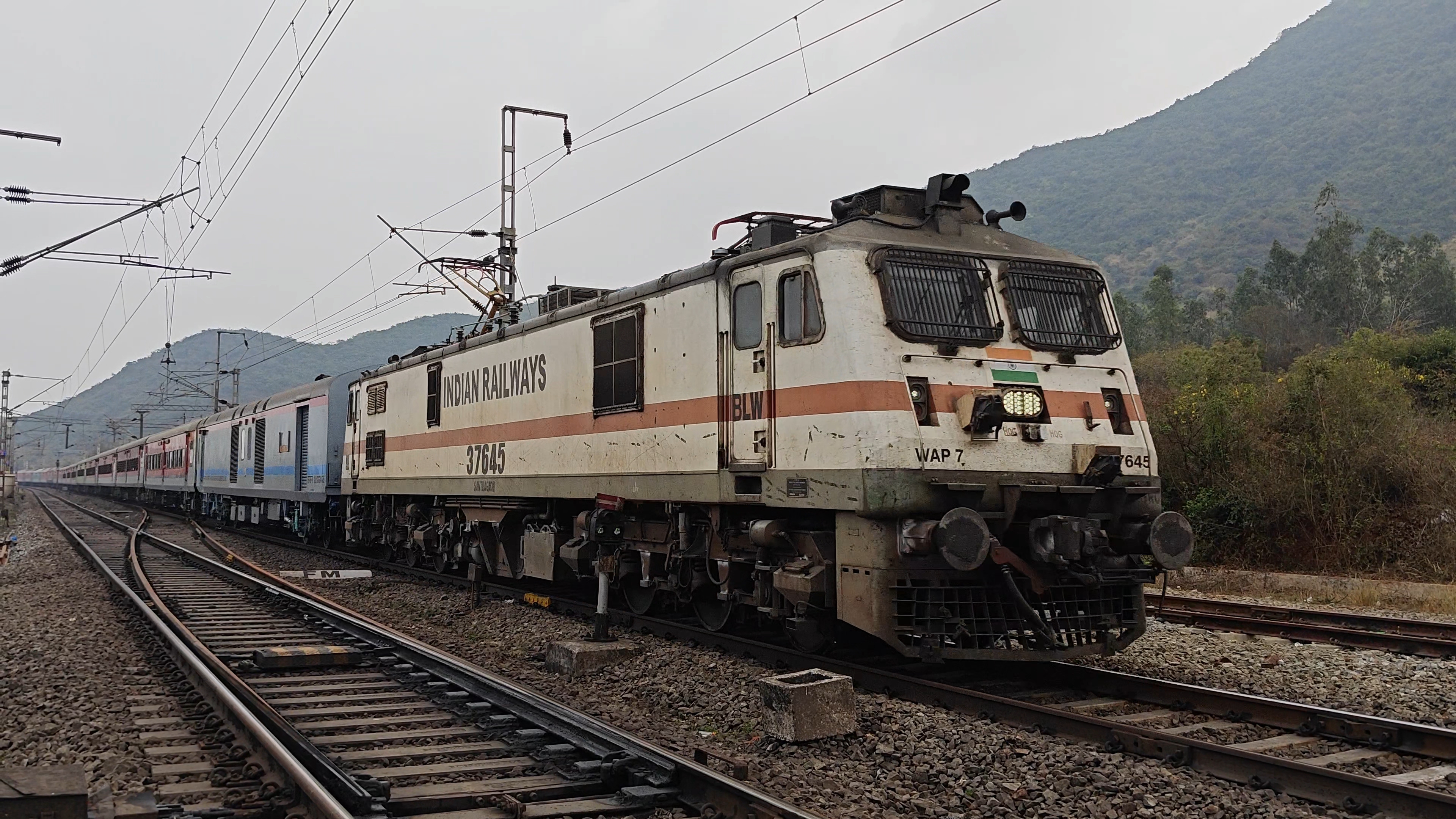 12867 Howrah - Puducherry SF Express photo 8