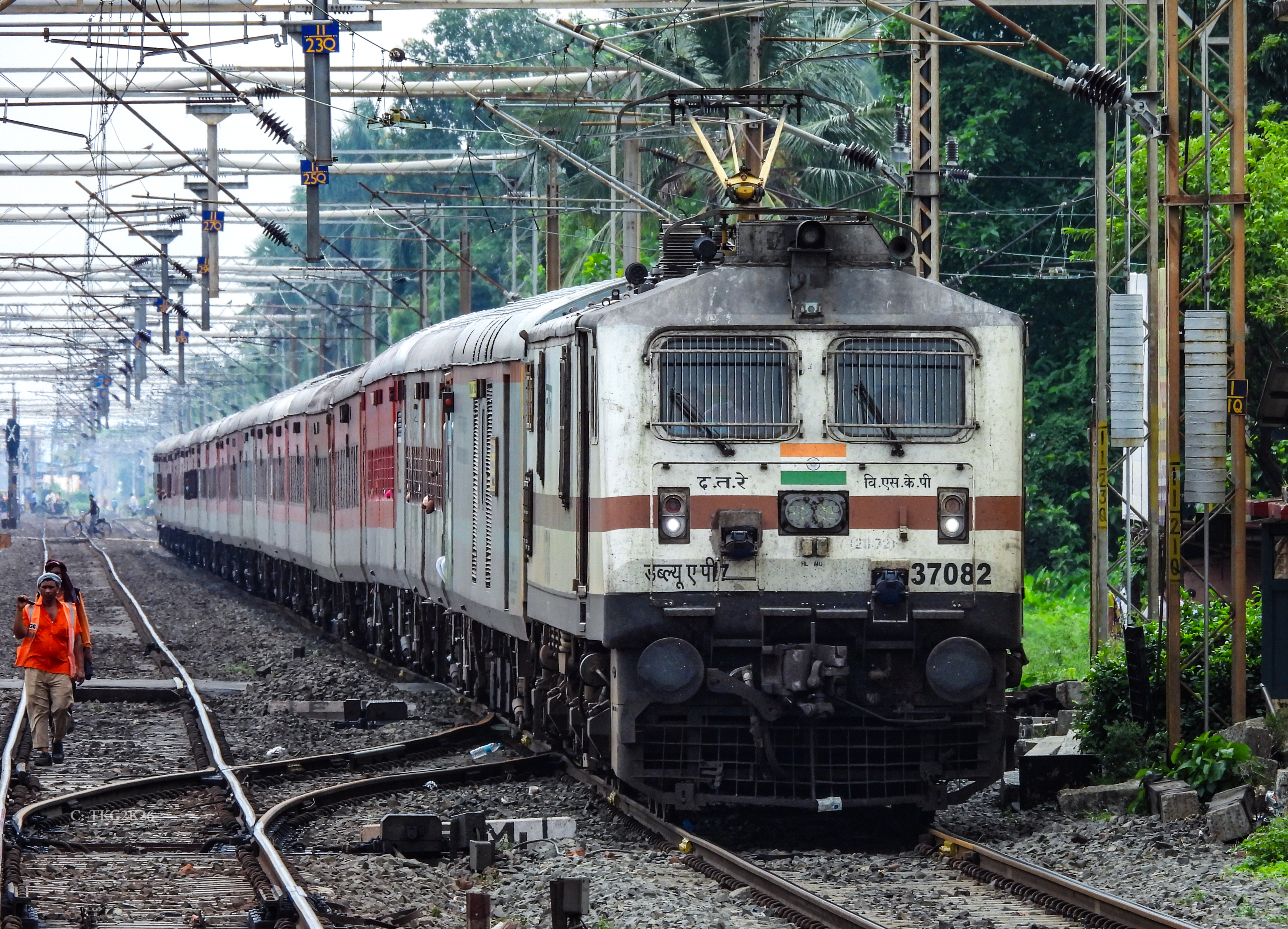 20827 Jabalpur - Santragachi Humsafar Express photo 4