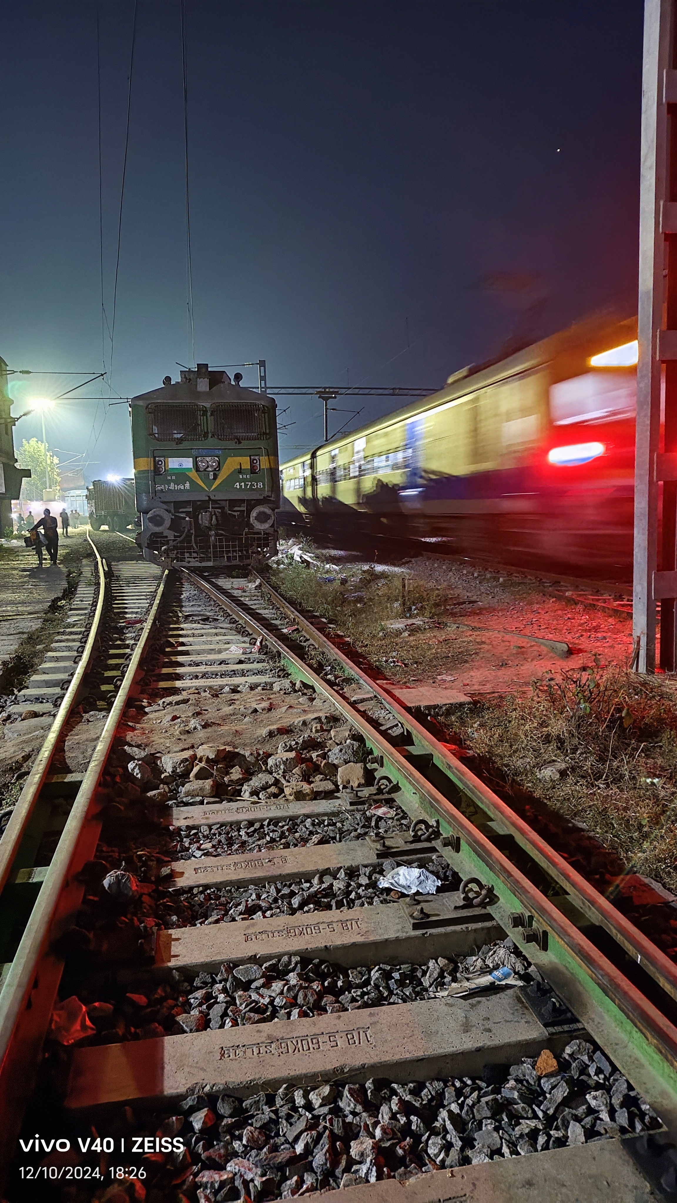 11425 Pune - SCSMT Kolhapur DEMU Express photo 4