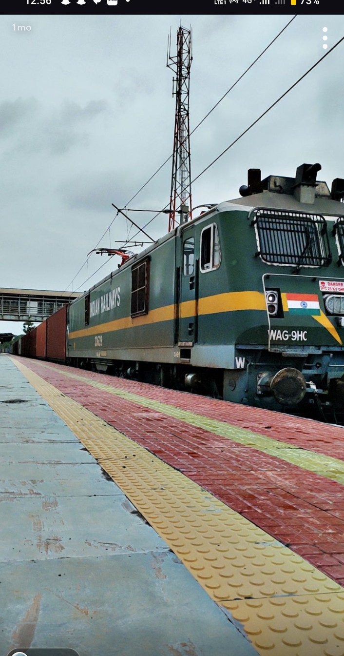 32249 Sealdah - Dankuni Local photo 1