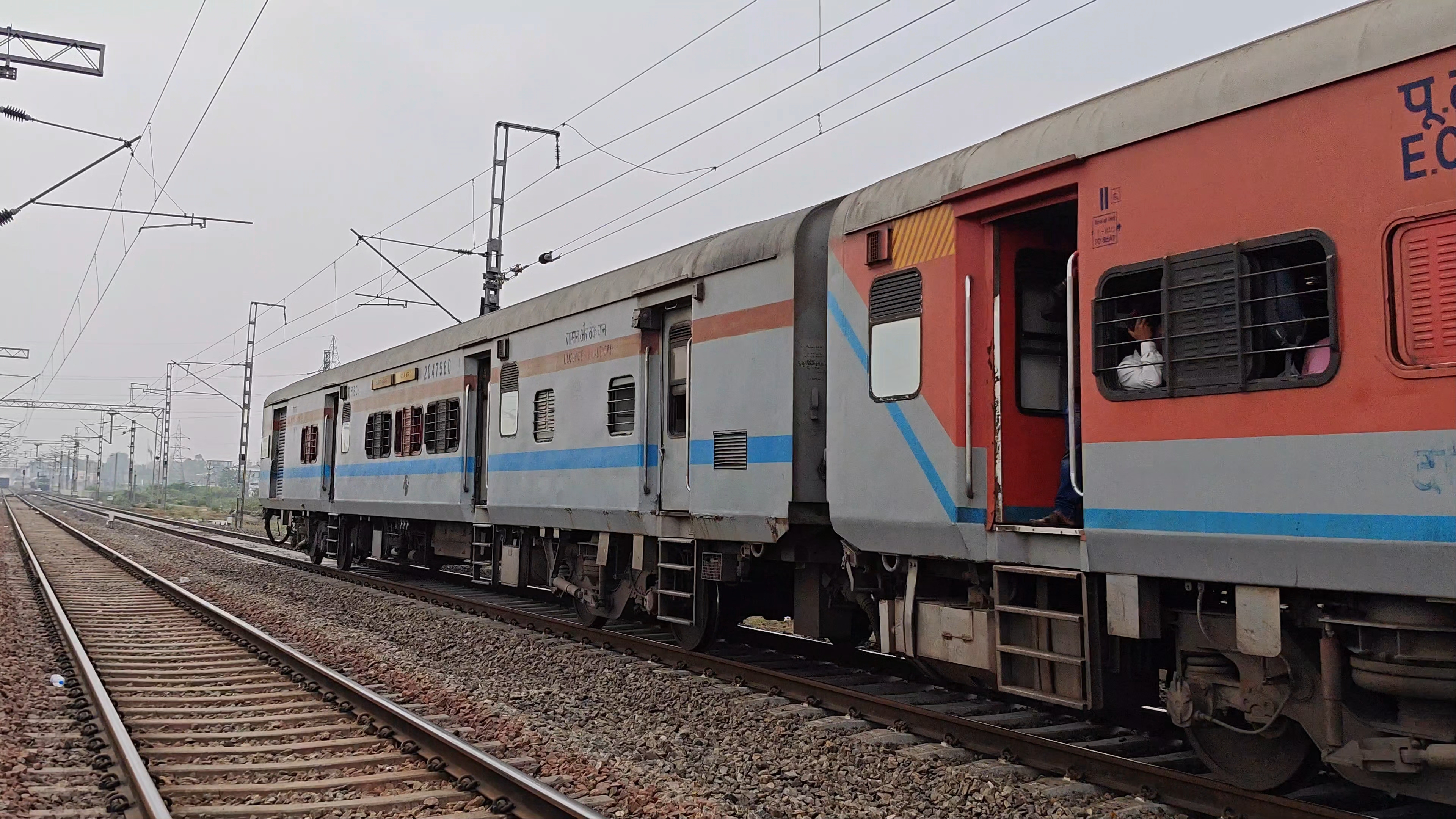 12235 Madhupur - Anand Vihar Terminal Humsafar Express photo 4
