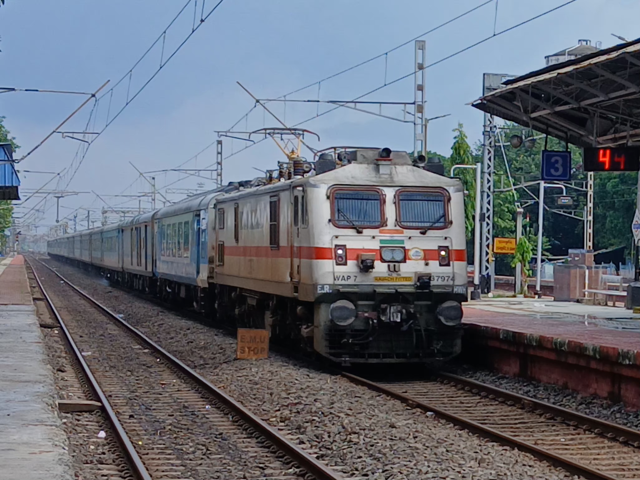 31824 Krishnanagar City - Sealdah Local photo 6
