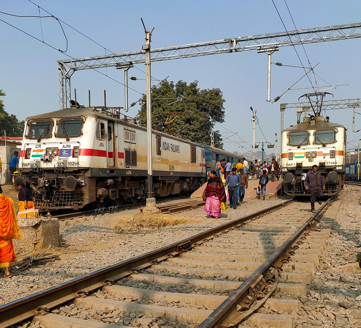 64404 Delhi - Ghaziabad EMU photo 3