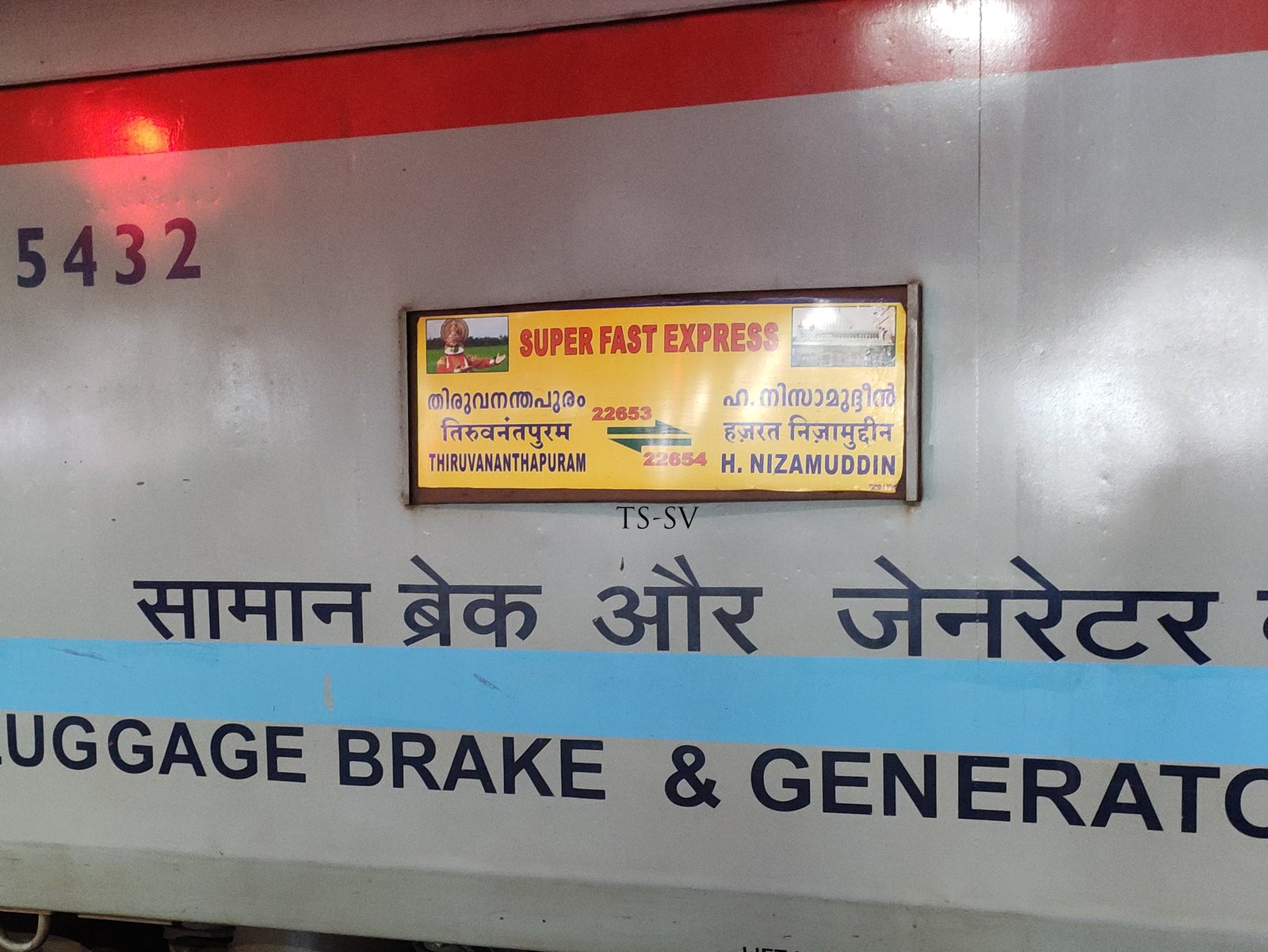 22653 Thiruvananthapuram Central - Hazrat Nizamuddin SF Express (via Kottayam) photo 1
