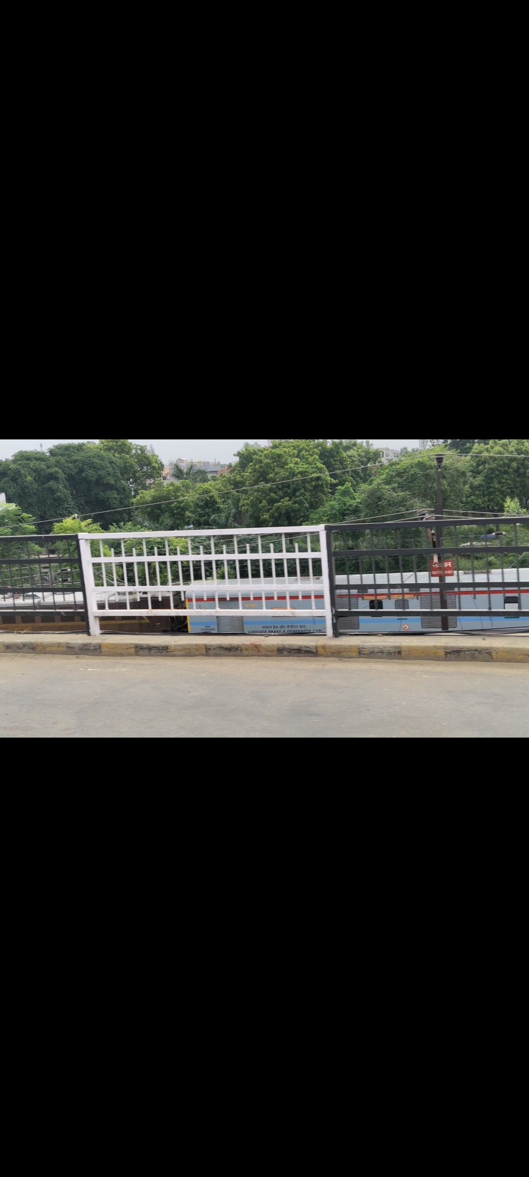 14231 Manwar Sangam Express photo 2