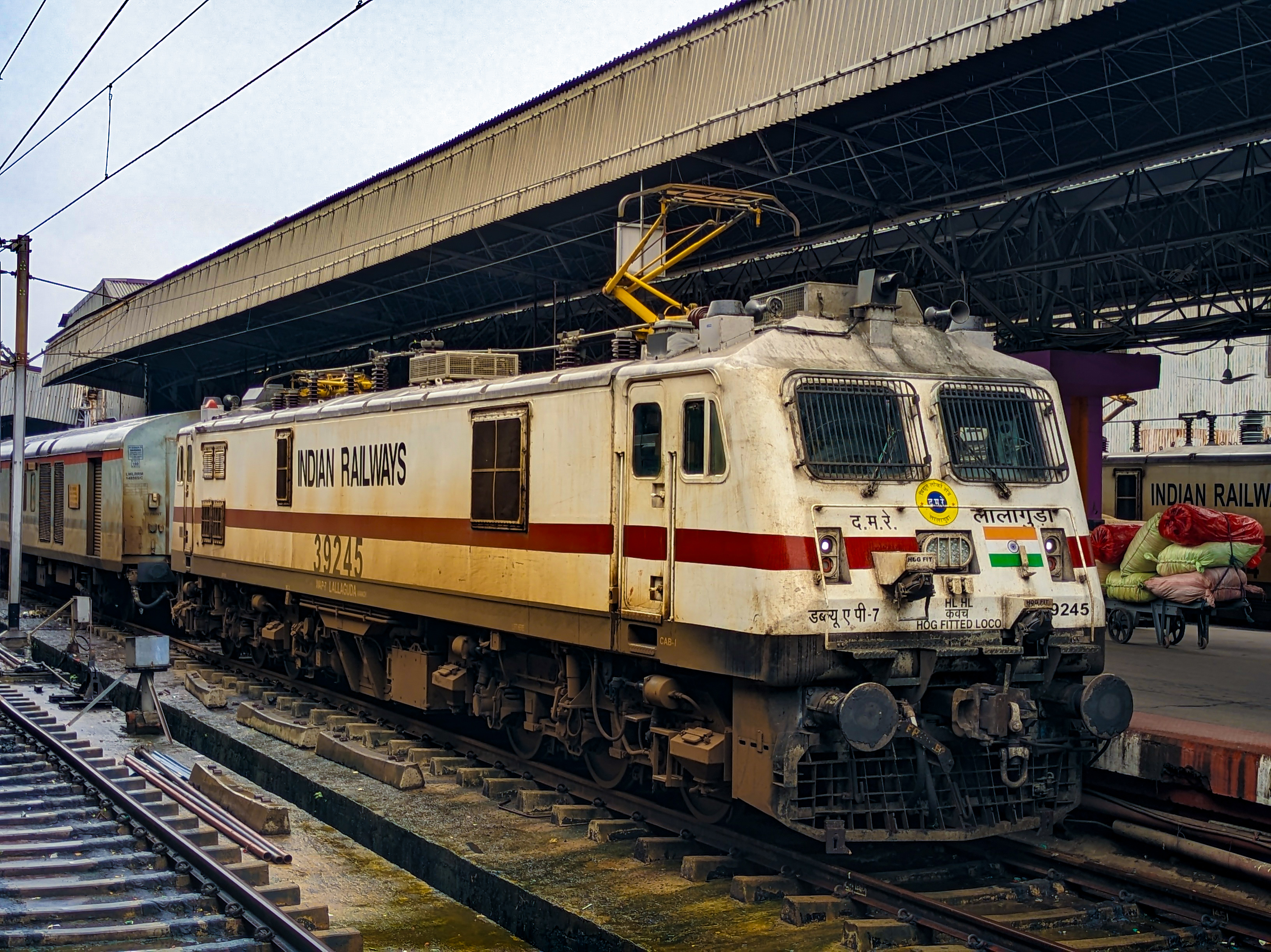 34533 Canning - Sealdah Local photo 3