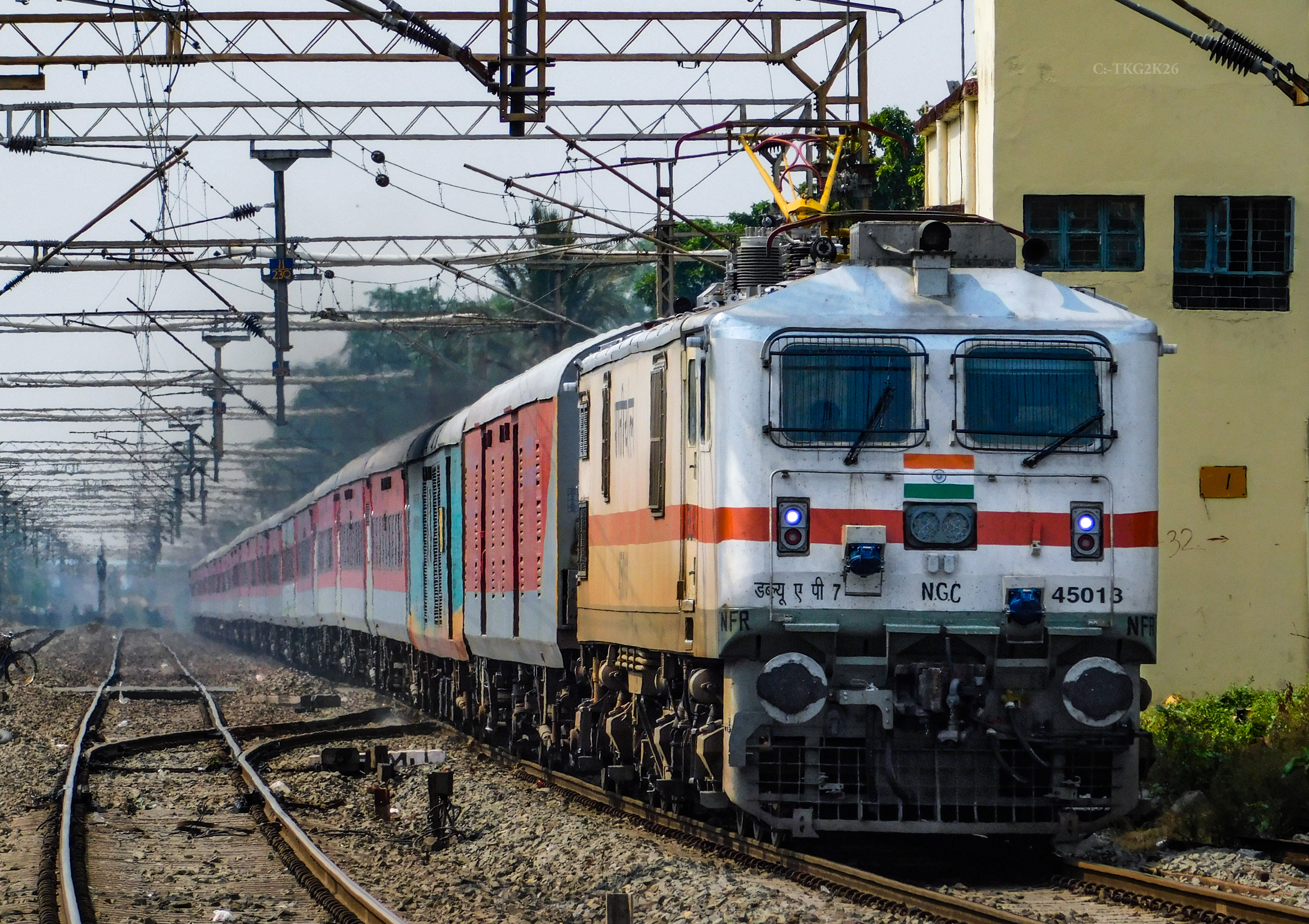 22121 Mumbai LTT - Lucknow AC SF Express photo 7