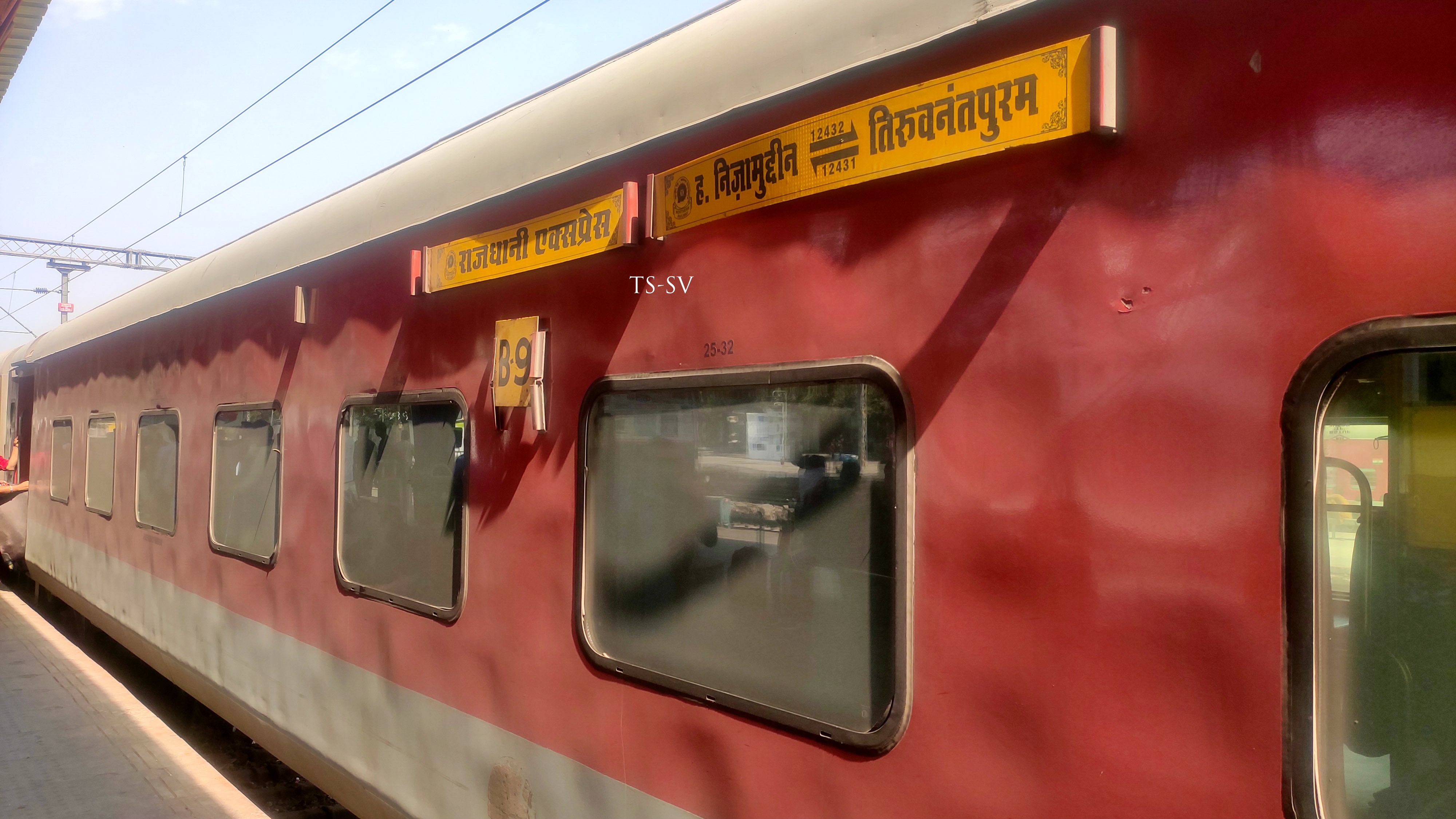 12431 Thiruvananthapuram Central - Hazrat Nizamuddin Rajdhani Express photo 1