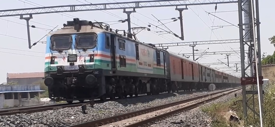 15215 Muzaffarpur - Narkatiaganj MEMU Intercity Express photo 3