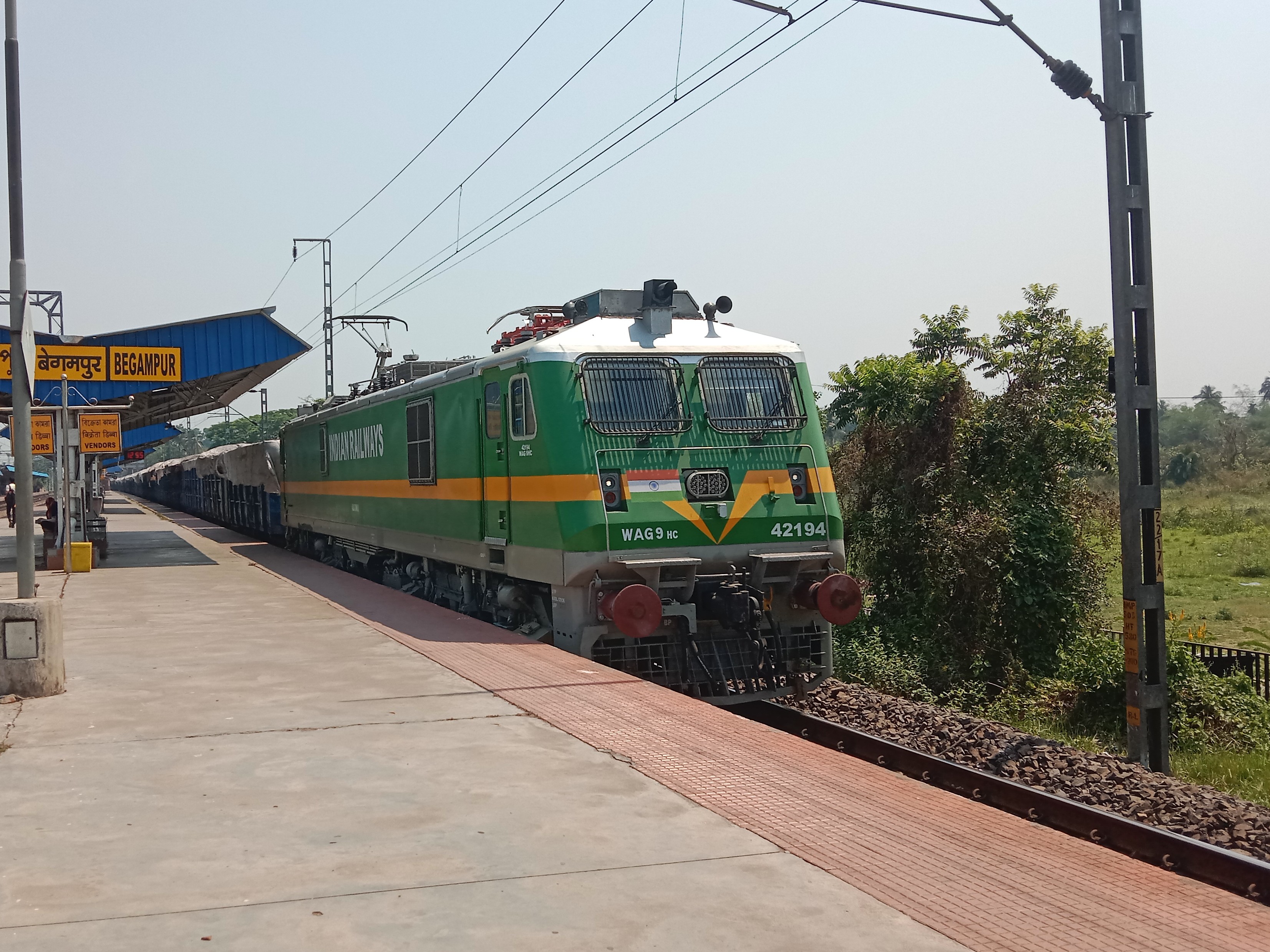 31837 Sealdah - Krishnanagar City Galloping Local photo 3