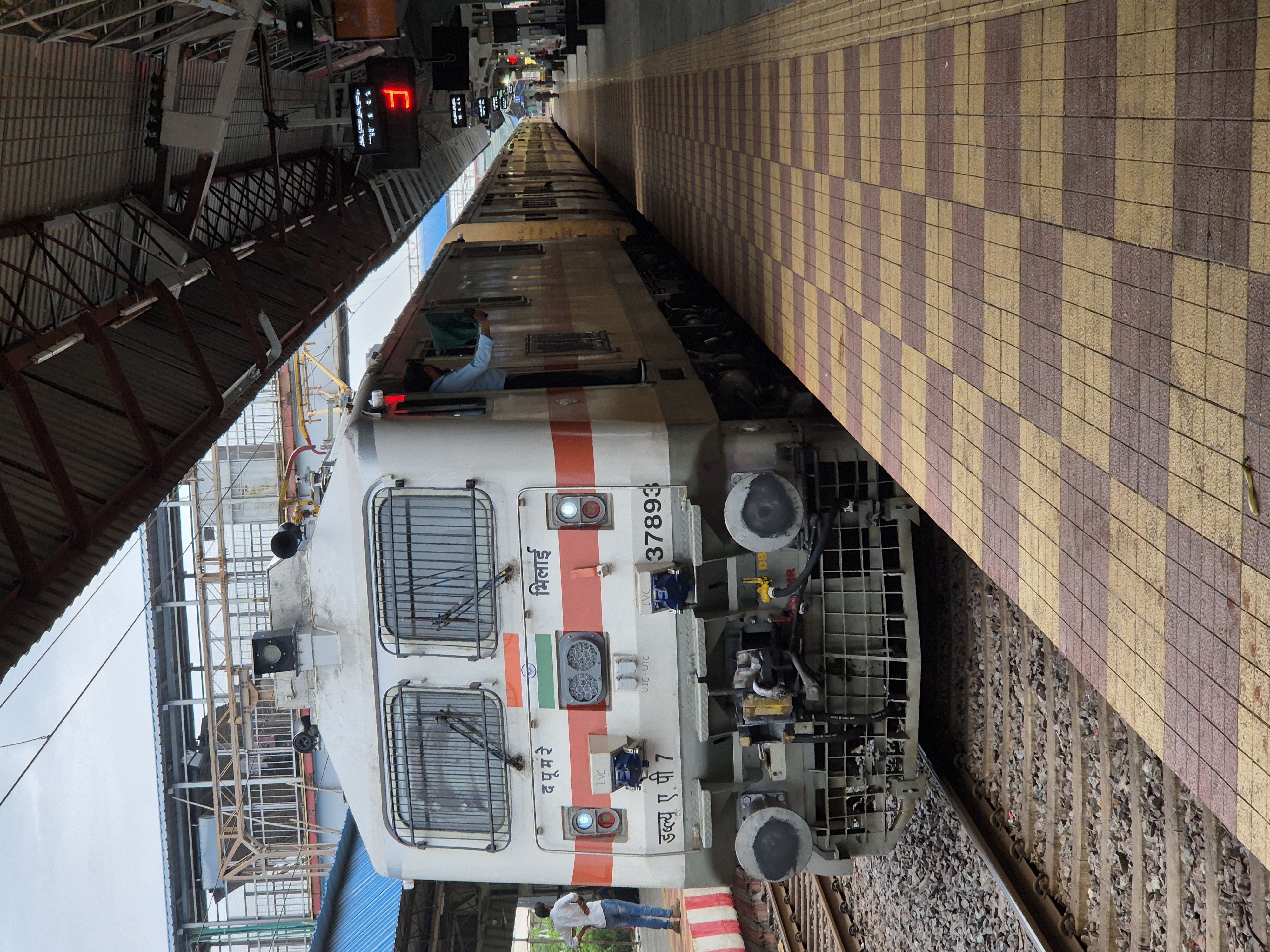 77643 Kacheguda - Nizamabad DEMU photo 7
