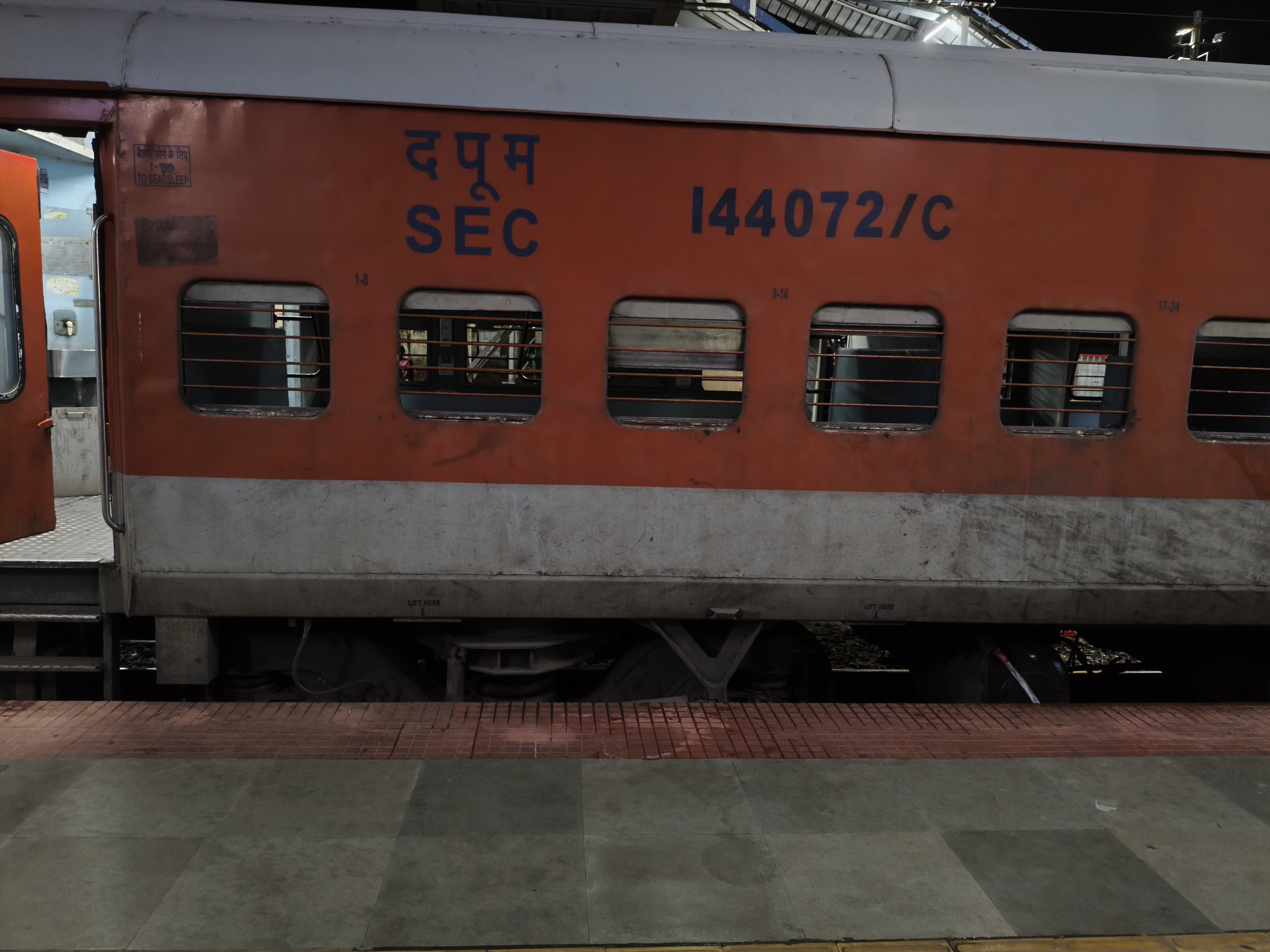 22815 Bilaspur - Ernakulam Jn. SF Express photo 2