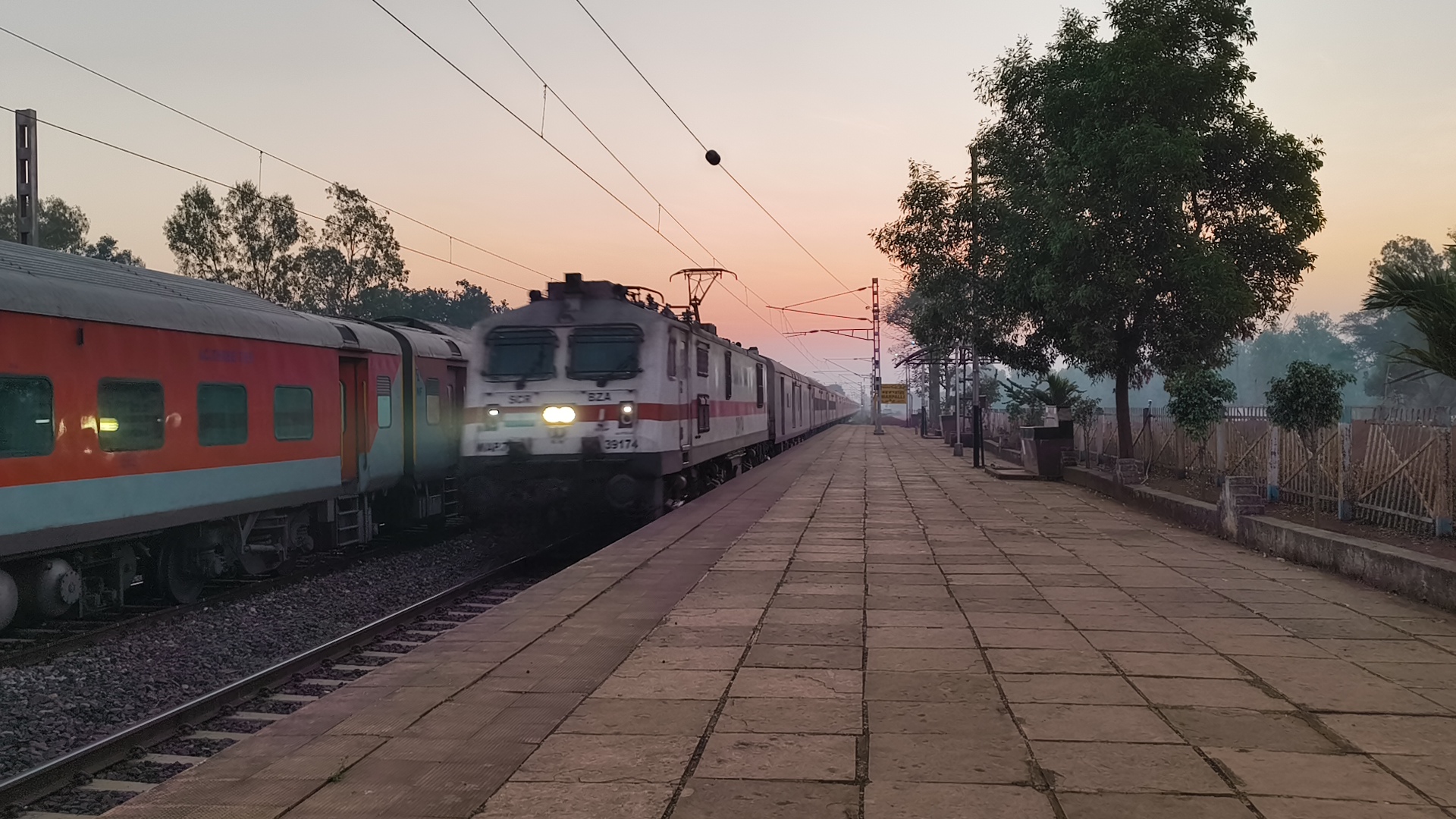 06147 Ernakulam Jn. - SMVT Bengaluru Special Fare Onam Special photo 3