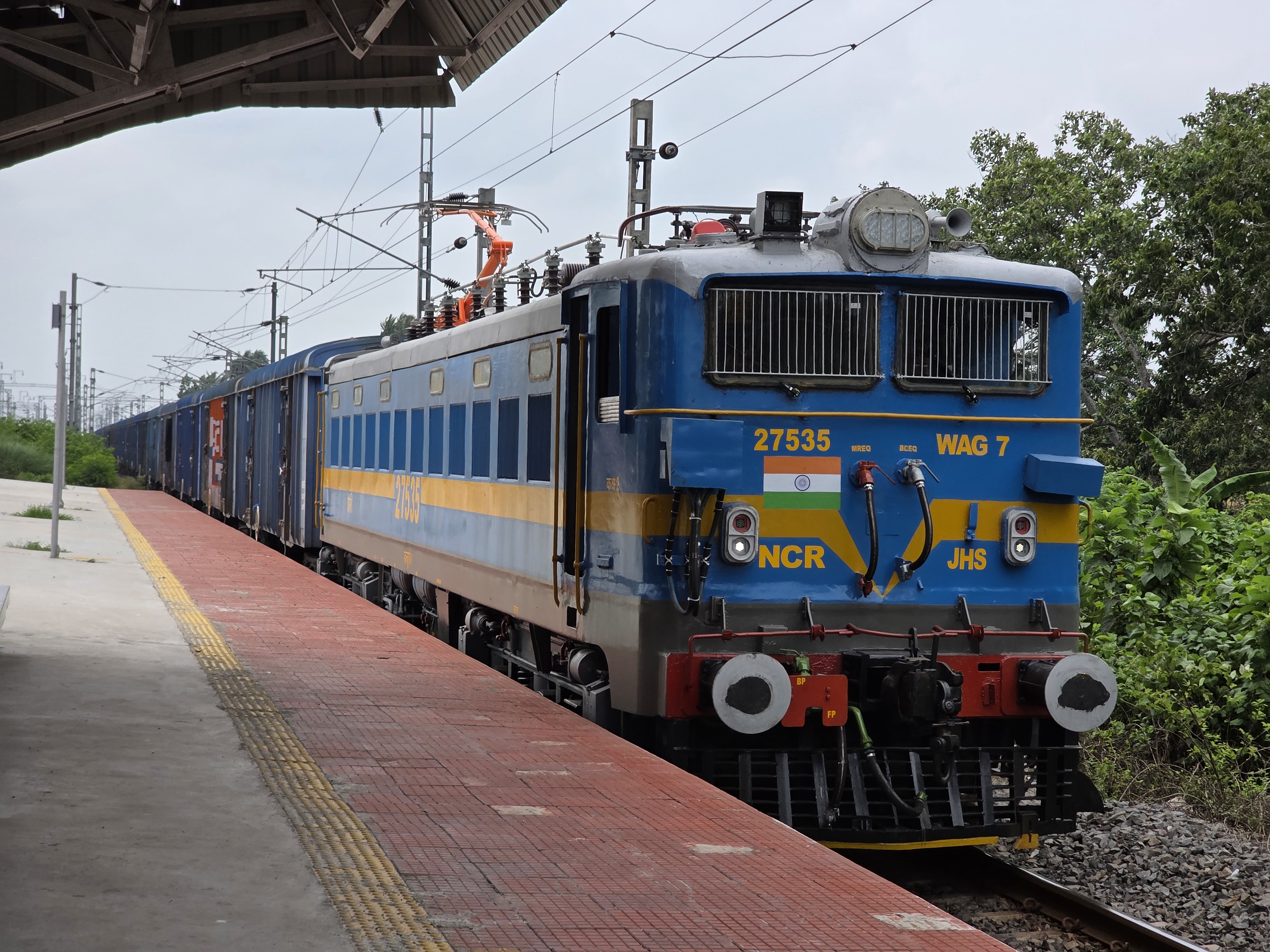 65111 Banaras - Prayagraj Rambag MEMU photo 1