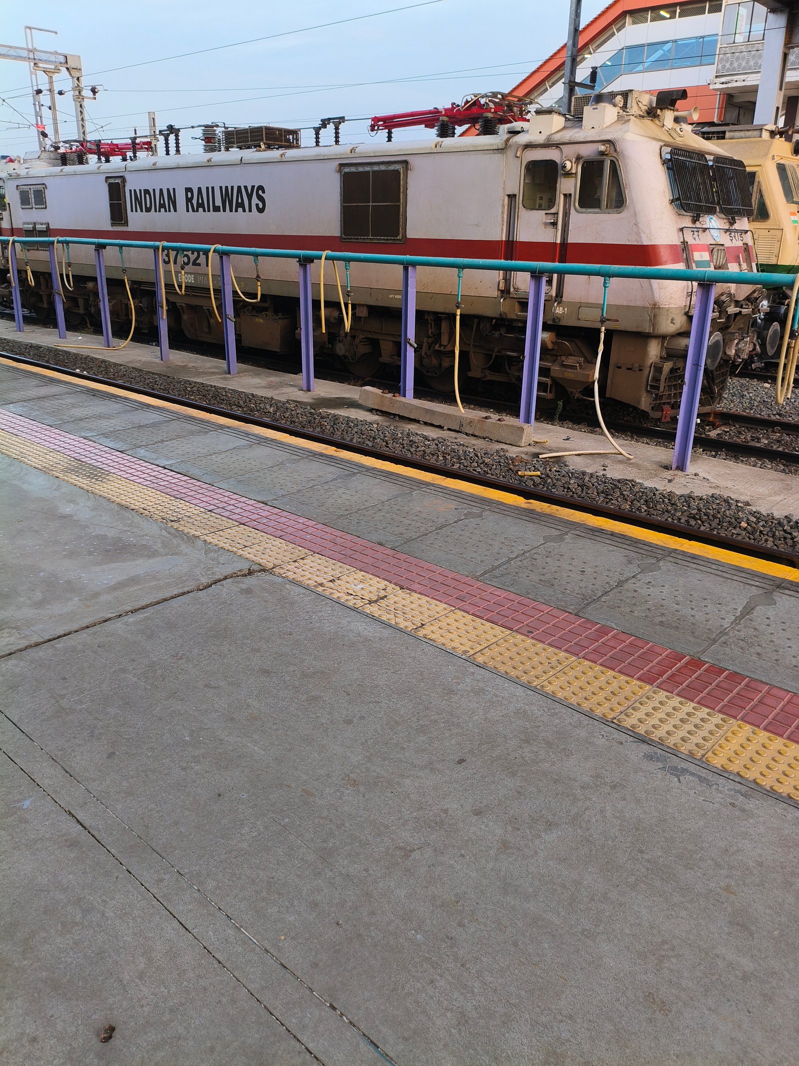 01037 Pune - Kanpur Central Special Fare SF Holi Special photo 1
