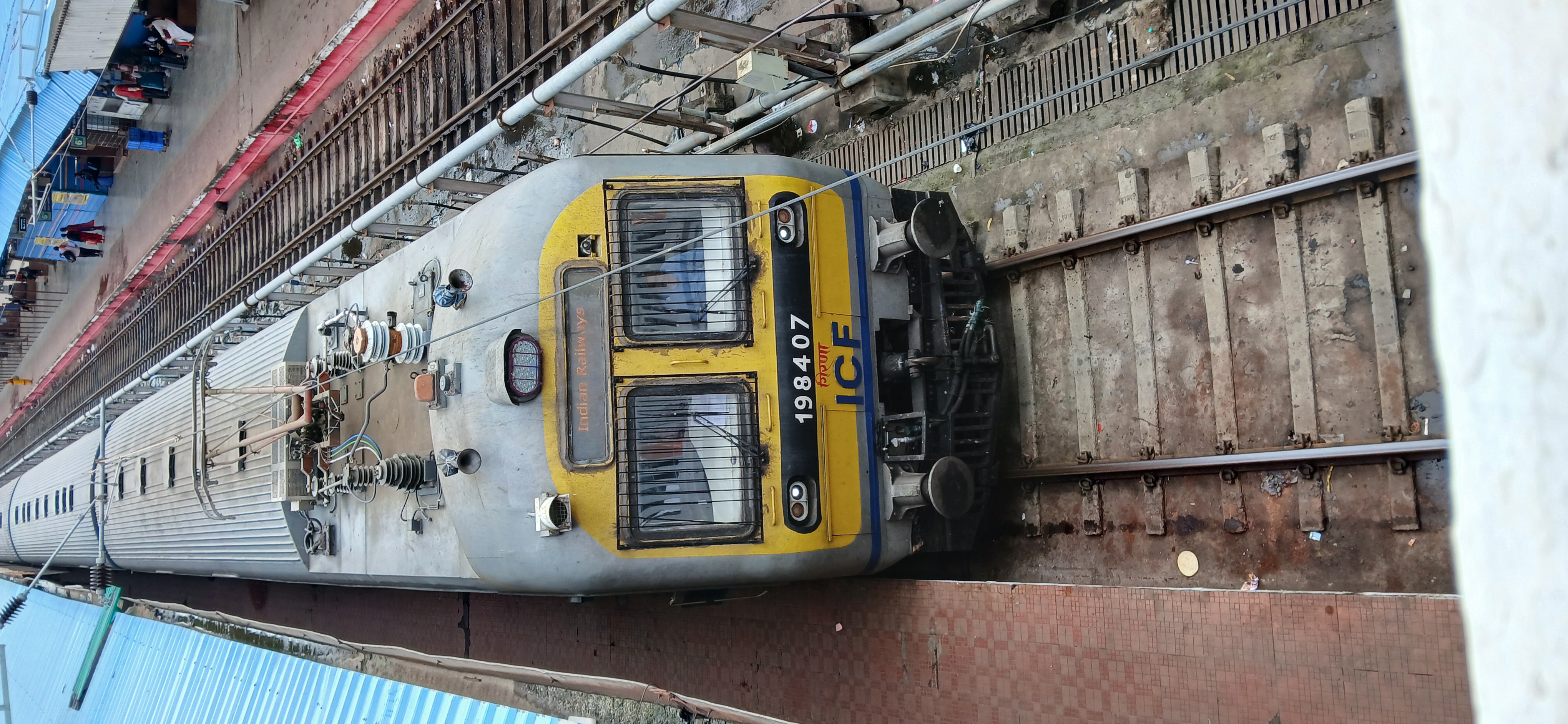 22916 Hisar - Bandra Terminus SF Express photo 6