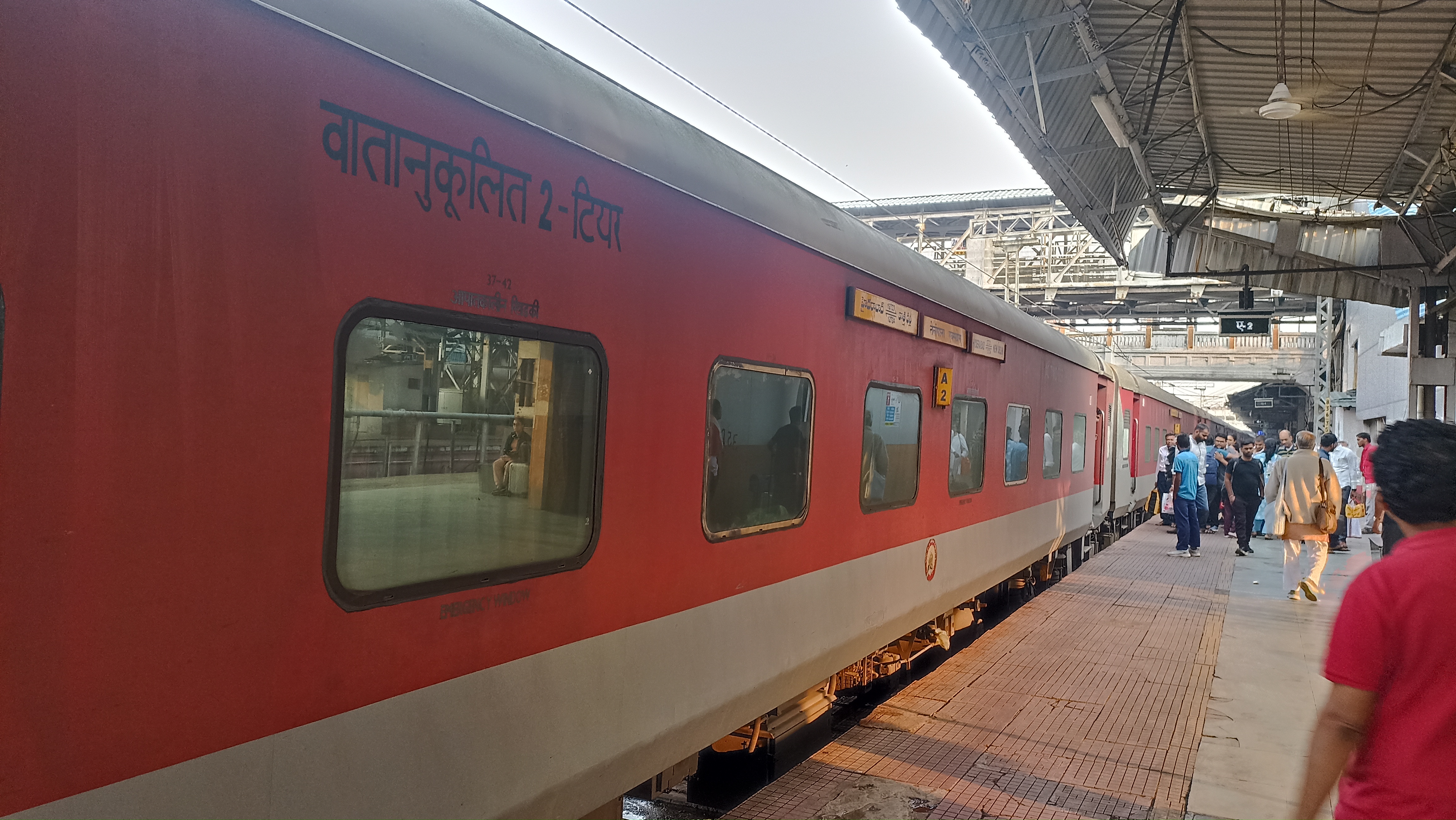 31419 Sealdah - Naihati Local photo 5