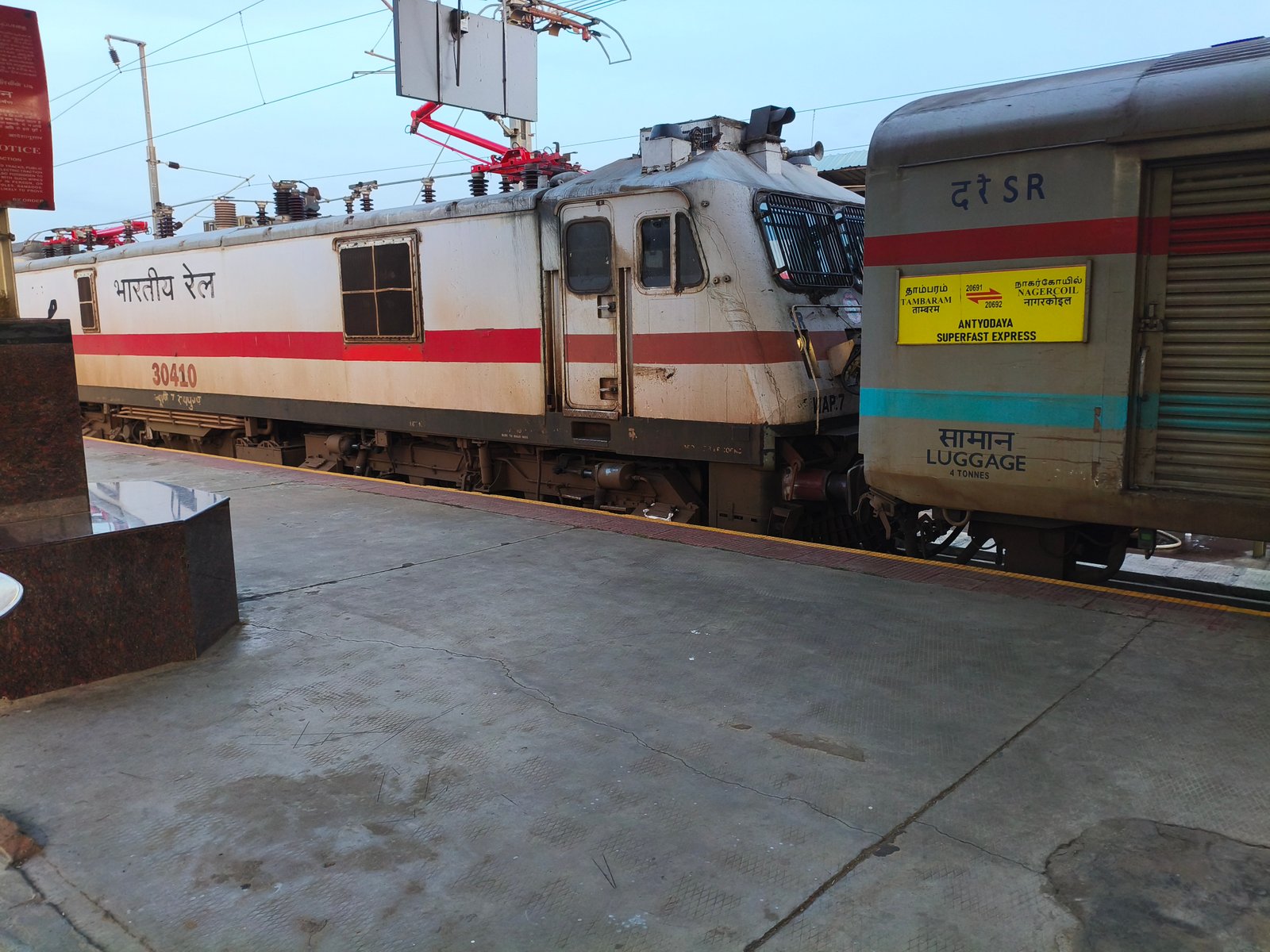 68415 Cuttack - Puri MEMU photo 2