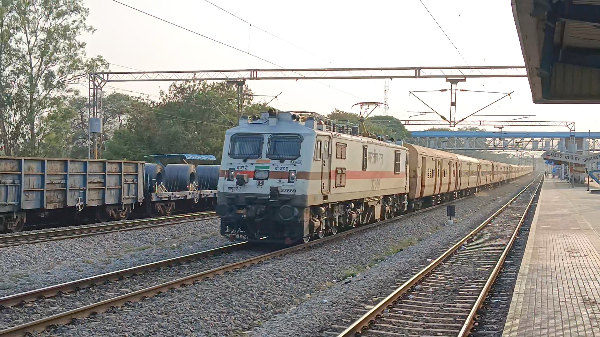 71441 Ahilyanagar - Beed DEMU photo 1